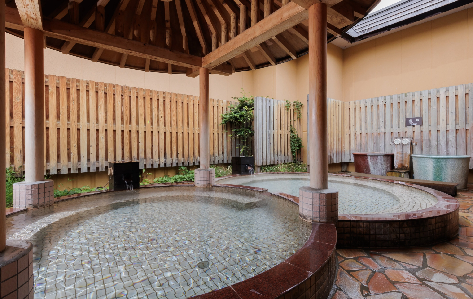 自然の心地よさを感じる坪庭風露天風呂